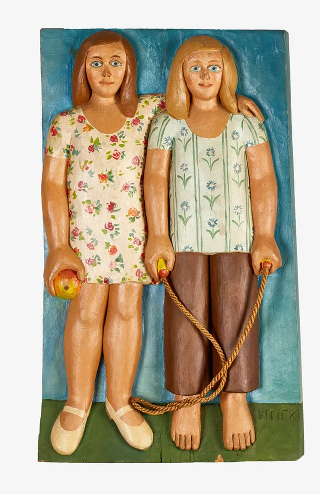 LARS HUCK HULTGREN. "Väninnorna", relief, polykromt bemålat, skuren i trä.