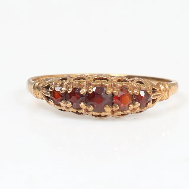 A 9 CARAT GOLD AND GARNET RING.