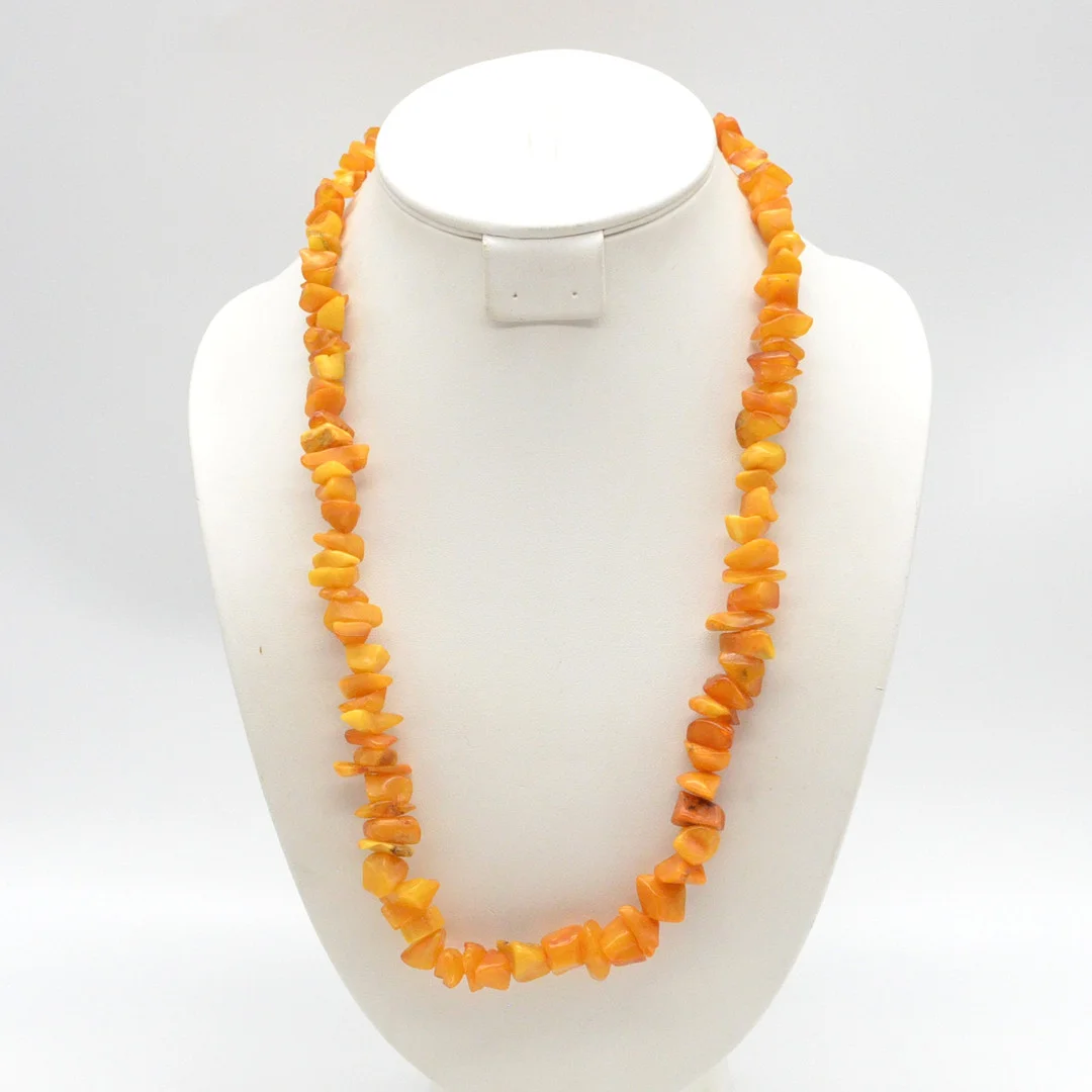PERLENCOLLIER AUS BUTTERSCOTCH-BERNSTEIN, POLIERTE PERLEN, GRÖSSE NACH SORTIERT, ENDLOSKETTE, VINTAGE, CA. 62 CM. — Necklace — Kunst- und Auktionshaus Kleinhenz