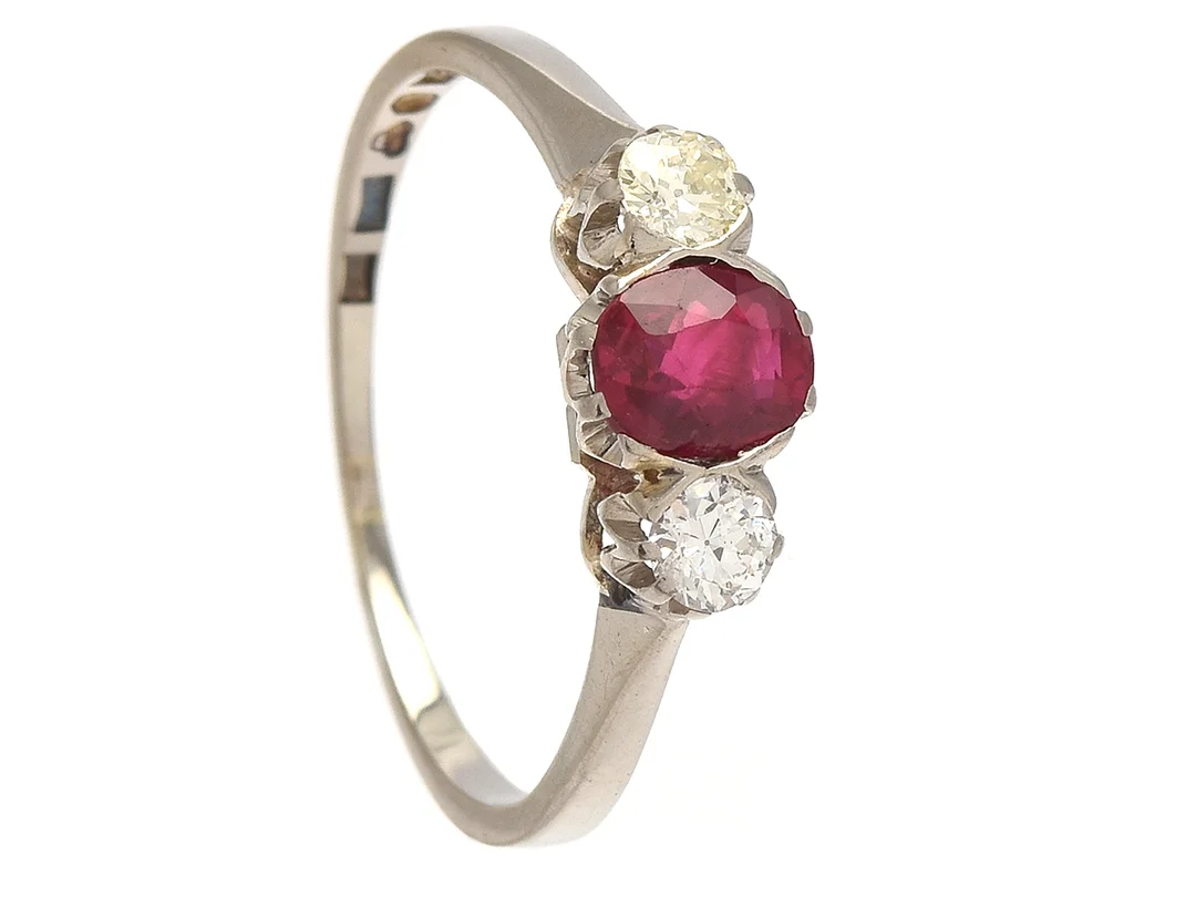 TRESTENSRING, 18K vitguld, ovalslipad rubin ca 0,70 ct, gammalslipade diamanter ca 0,20 ctv, ca TW-Ca/SI-P, John Petterssons Eftr Juvelerar, Stockholm 1944, stl 17 mm, vikt 2,3 g, nedslitna fattningar, rubinen har skada vid rondisten och slitna fasettkanter. — Smycken/Trestensring — Kaplans