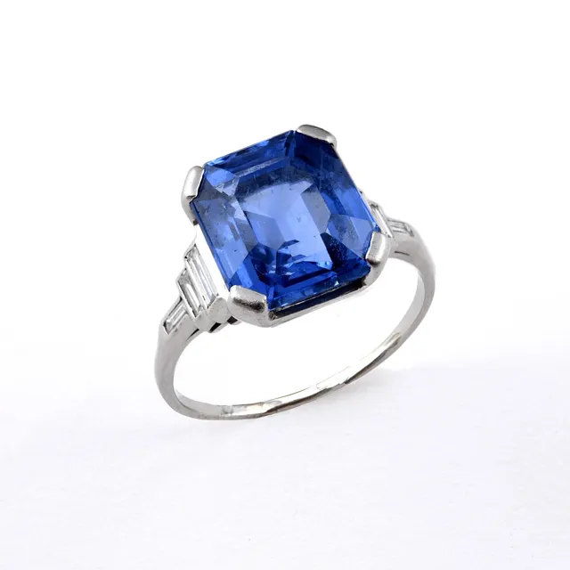 A SAPPHIRE AND DIAMOND RING.