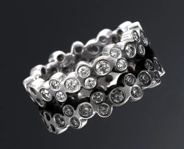 Ruben Svart. Moderne diamantring af 14 kt. hvidguld, i alt ca. 0.77 ct.