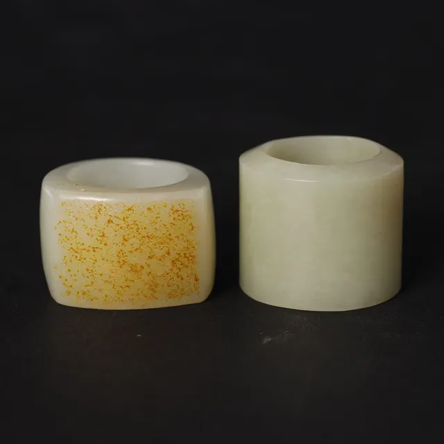 Bueskytte ringe, Manchu " Archers rings" af celadon jade. Kina. (2).