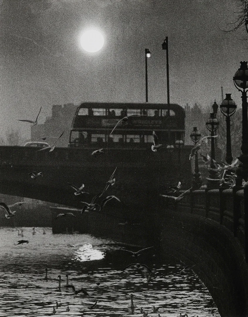 HANS HAMMARSKIÖLD. SILVERGELATINKOPIA, "BATTERSEA BRIDGE, LONDON 1955", STÄMPELSIGNERAD. — Photography — Crafoord Auktioner Lund