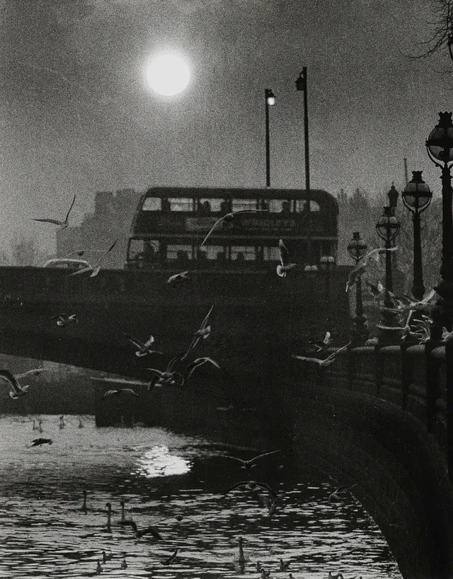 HANS HAMMARSKIÖLD. SILVERGELATINKOPIA, "BATTERSEA BRIDGE, LONDON 1955", STÄMPELSIGNERAD.