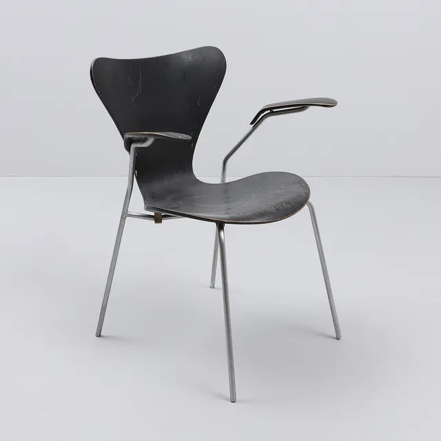ARNE JACOBSEN. Karmstol, ''Sjuan'', för Fritz Hansen, Danmark.