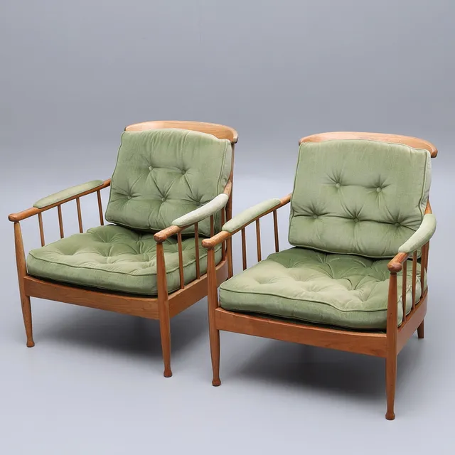 KERSTIN HÖRLIN-HOLMQUIST. Fåtöljer, ett par, "Skrindan", valnöt, formgiven 1963, OPE-möbler.
