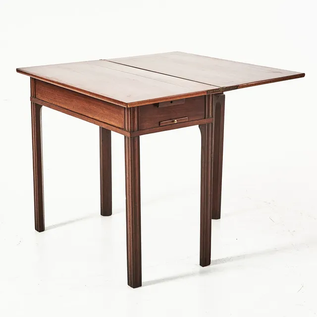 SPELBORD, 1800-tal, mahogny, England, invändigt med backgammon.