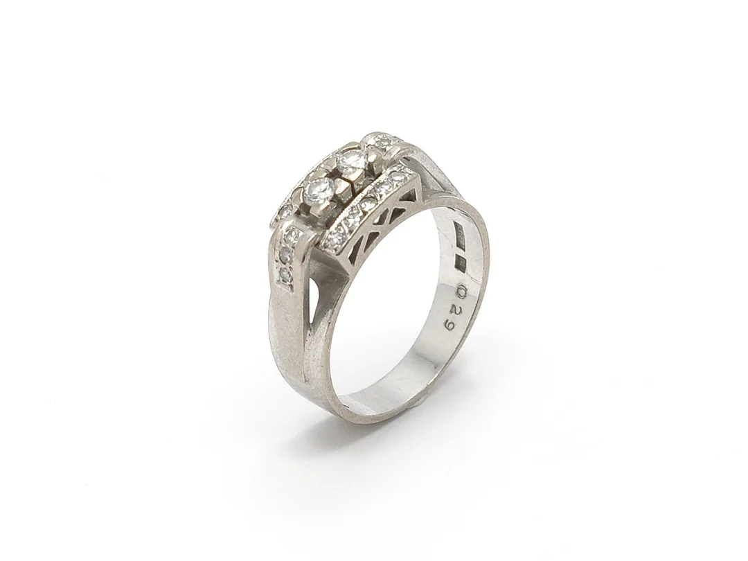 RING, 18K vitguld, 2 briljanter och 16 åttkantslipade diamanter ca 0,29 ctv, ca W/VS, stl 17,25 mm, vikt 6 g. — Smycken/Ring — Kaplans