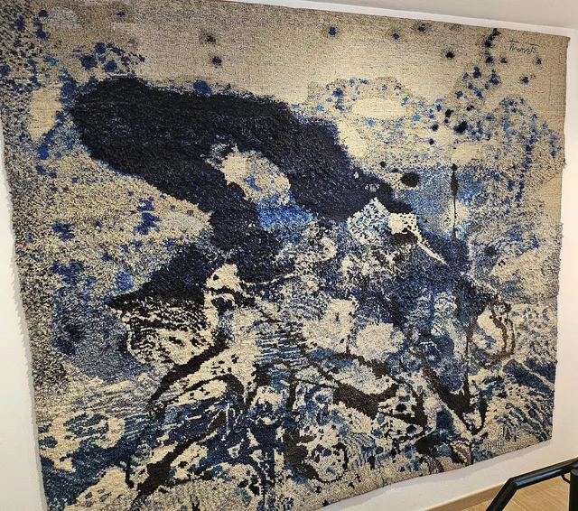 JOAN JOSEP THARRATS (1918-2001). Gran tapiz tejido a mano en lana en tonos azules. 230x307 cm.