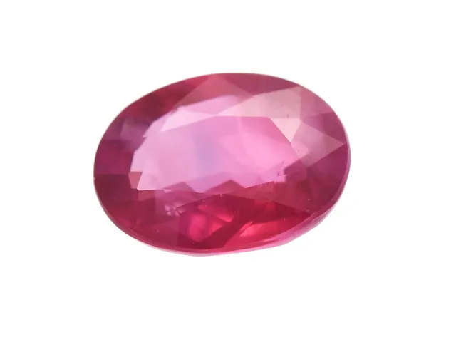RUBIN, ovalslipad, 0,70 ct, 6,2x4,6x2,7 mm, skev kulett och nagg på paviljongen.