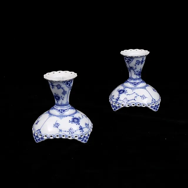 LJUSSTAKAR, 1 par, porslin, "Musselmalet", nr 1138, Royal Copenhagen, Danmark.