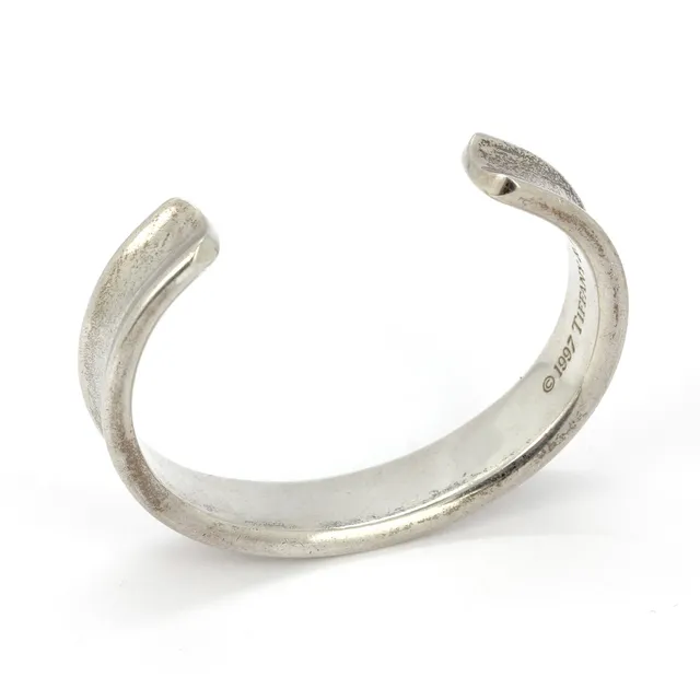 TIFFANY & CO. STERLING SILVER BANGLE.