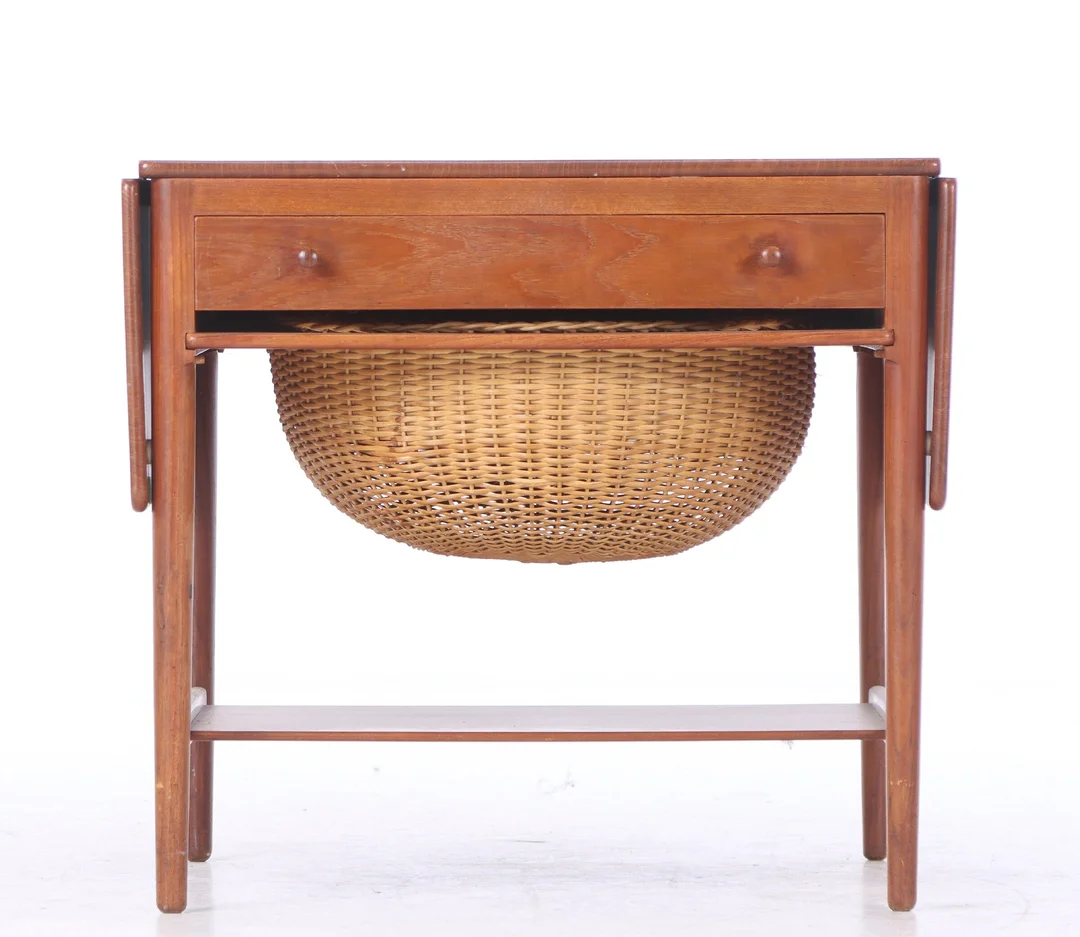 Hans J. Wegner. Sewing table, solid teak, model AT-33 — Furniture/Other furniture — Lauritz