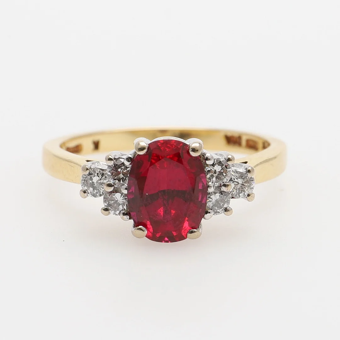 RING MED RUBIN OCH DIAMANTER. — Rings — Crafoord Auktioner Lund