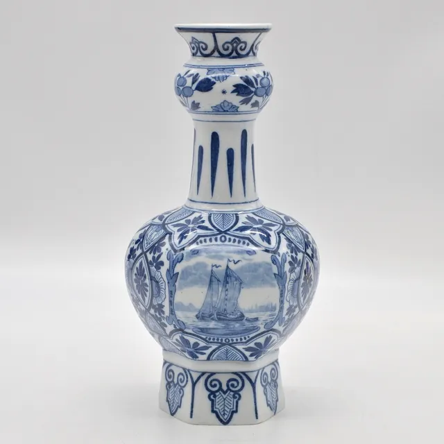 KERAMIKFABRIK MOSA (L. REGOUT), NACH DELFT, VASE MIT DREI SCHIFFLANDSCHAFTSMOTIVE, PORZELLAN, BLAU AUF WEISS, BLUMENDEKOR, UM 1900-1930.