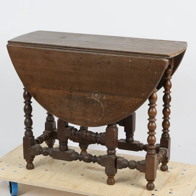 A 18TH CENTURY AND LATER OAK GATE LEG DROP LEAF TABLE.
