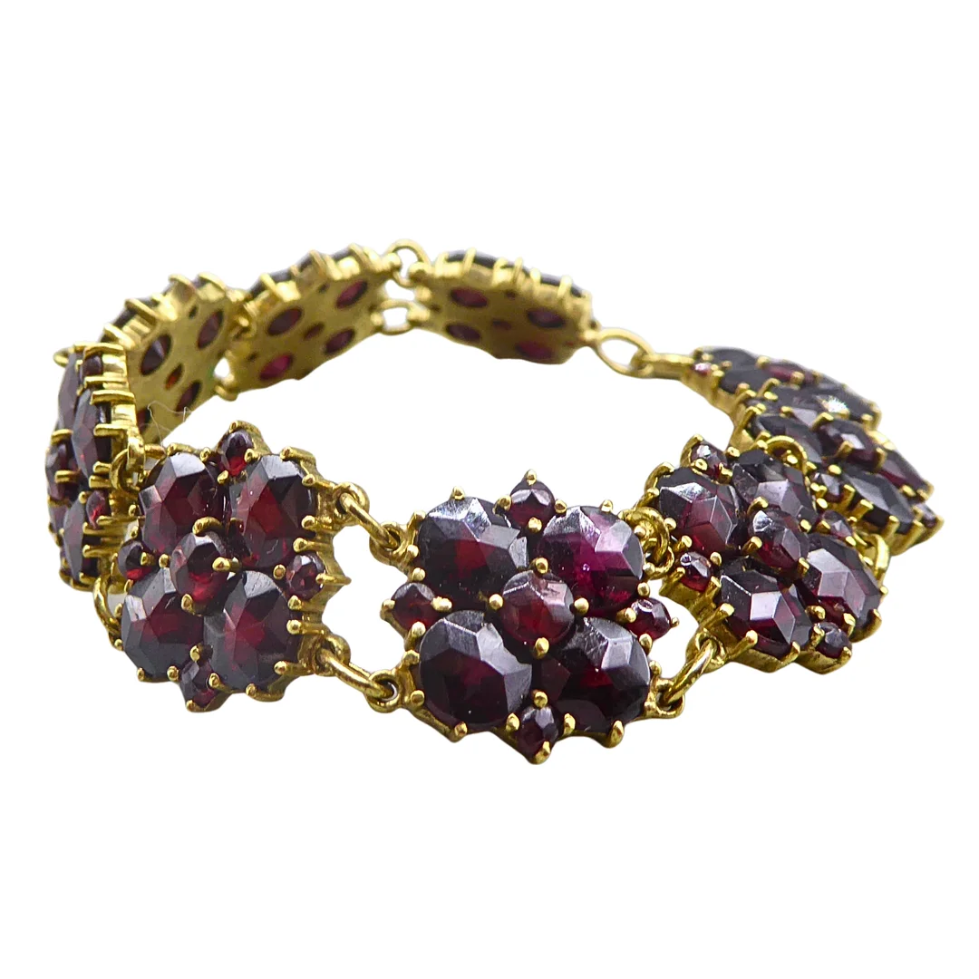 ARMBAND MIT GRANAT IN BLÜTENFORM. — Bracelets — Auktionshaus Stuber's Hammerschlag