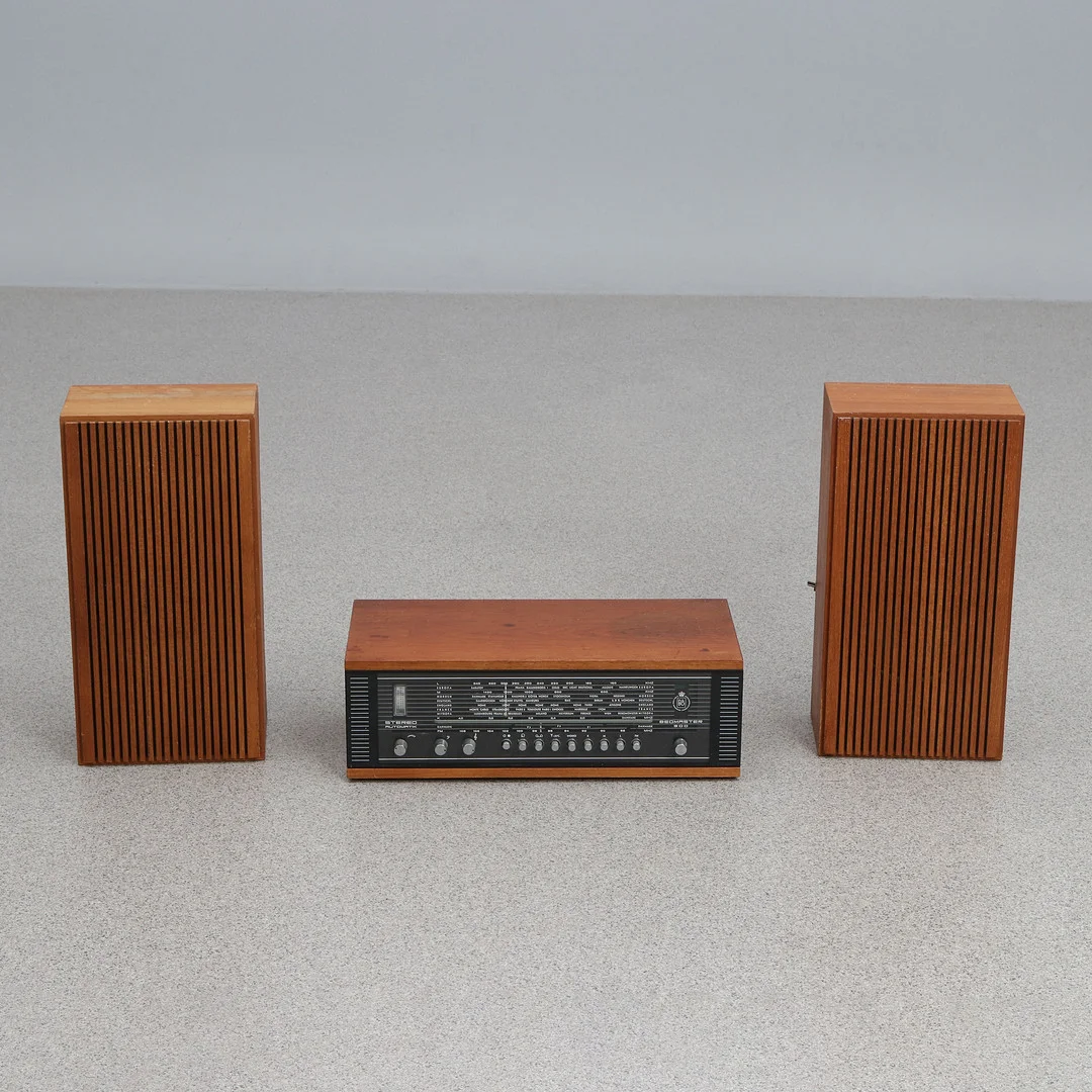 BANG & OLUFSEN, RADIO. Teak. Beomaster 900, med ett par Skantic Typ SH 207S högtalare. 1960-tal. — Technica & Nautica — Skånes Auktionsverk
