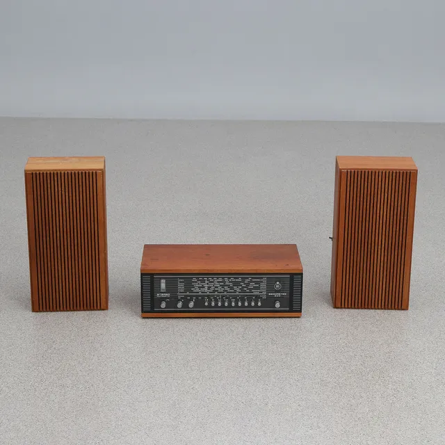 BANG & OLUFSEN, RADIO. Teak. Beomaster 900, med ett par Skantic Typ SH 207S högtalare. 1960-tal.