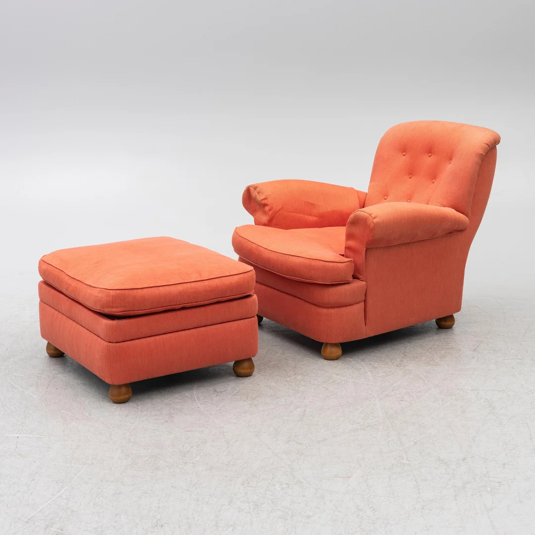 Josef Frank, fåtölj med fotpall, modell 336, Firma Svenskt Tenn. — Design/Möbler — Bukowskis