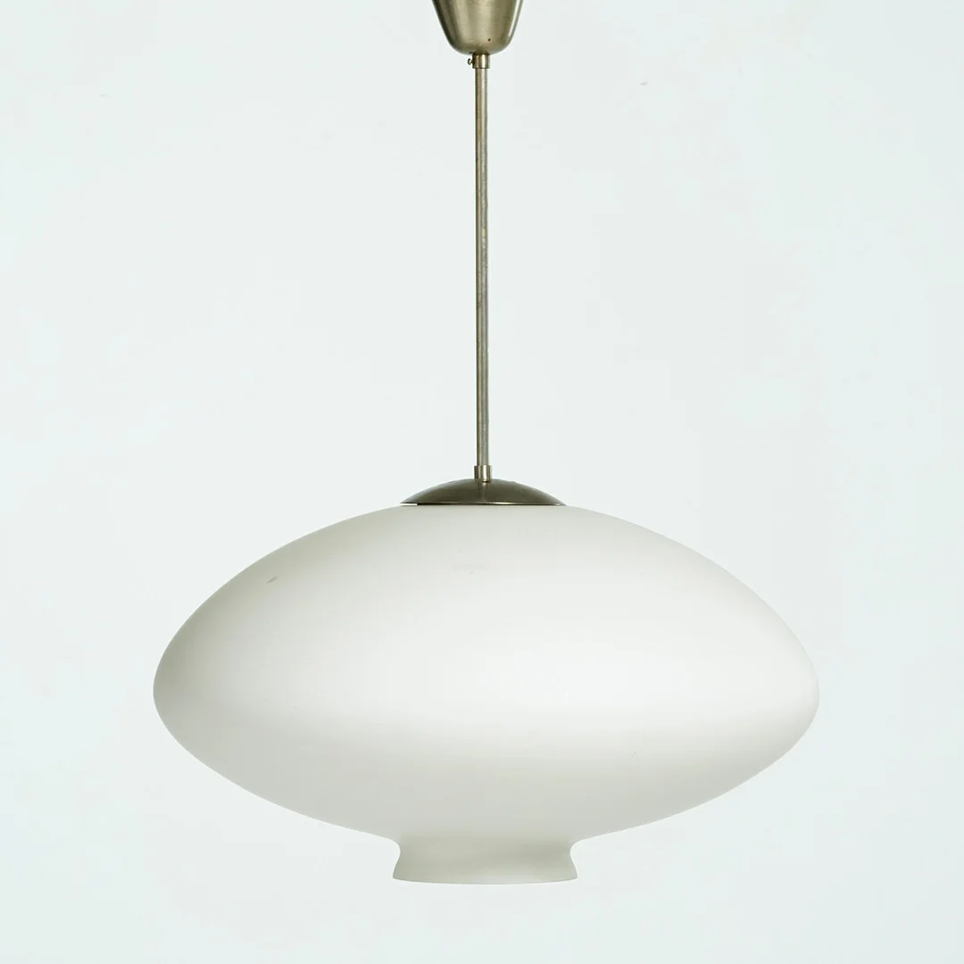 TAKLAMPA, funkis, 1940/1950-tal, kupa i frostat opalglas, stomme i vitmetall. — Ceiling lights — Stockholms Auktionsverk Sickla