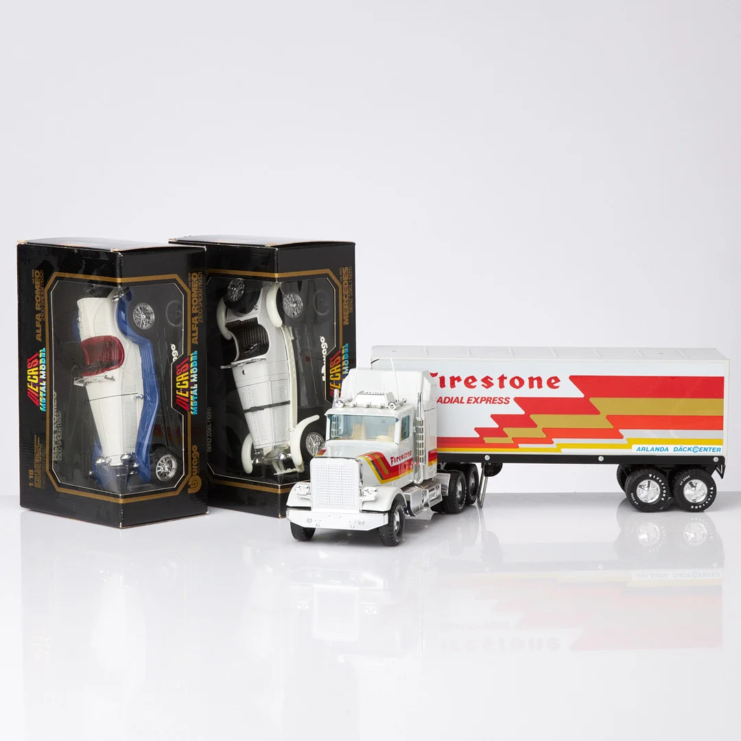 MODELLBILAR, 3 st, Nylint Firestone truck samt Burago Mercedes Benz och Alfa Romeo, delvis i originalförpackningar. — Model cars — Stockholms Auktionsverk Sickla