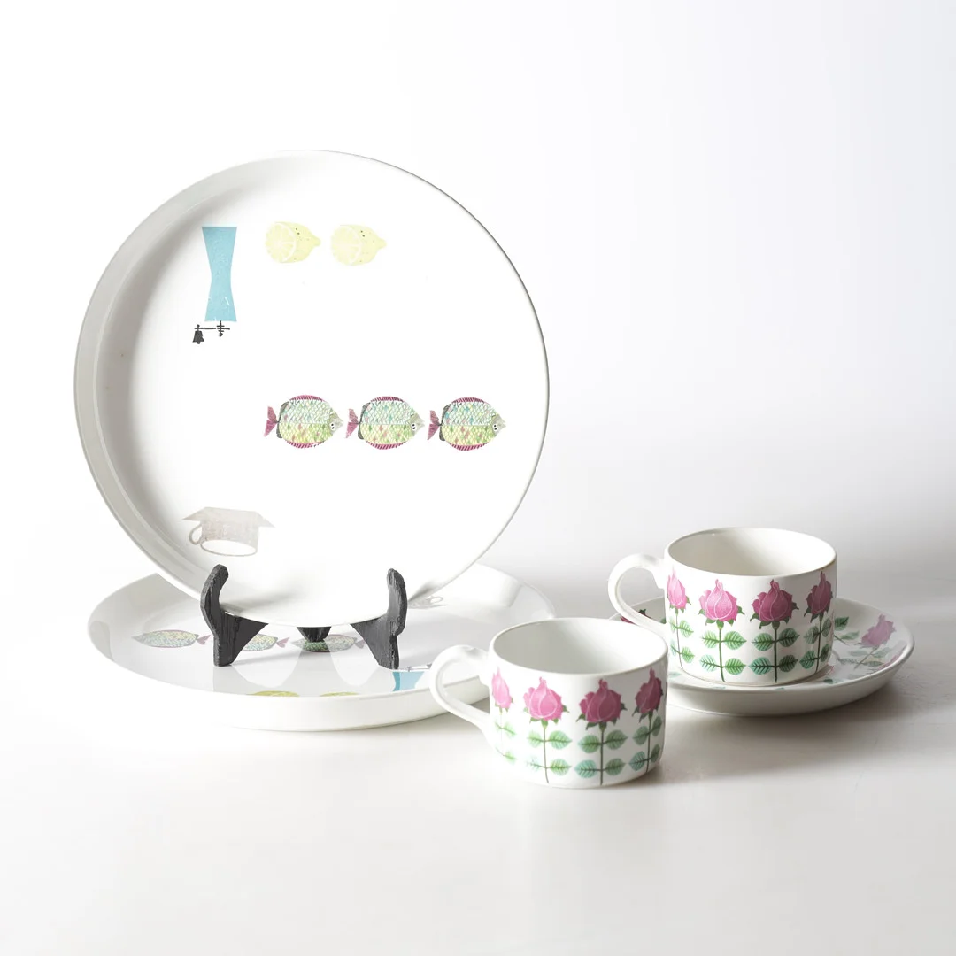 STIG LINDBERG. Tekoppar, samt tallrikar, 5 delar, porslin, 5 delar, "Pynta", Gustavsberg. — Ceramics & Porcelain — Gomér & Andersson Nyköping