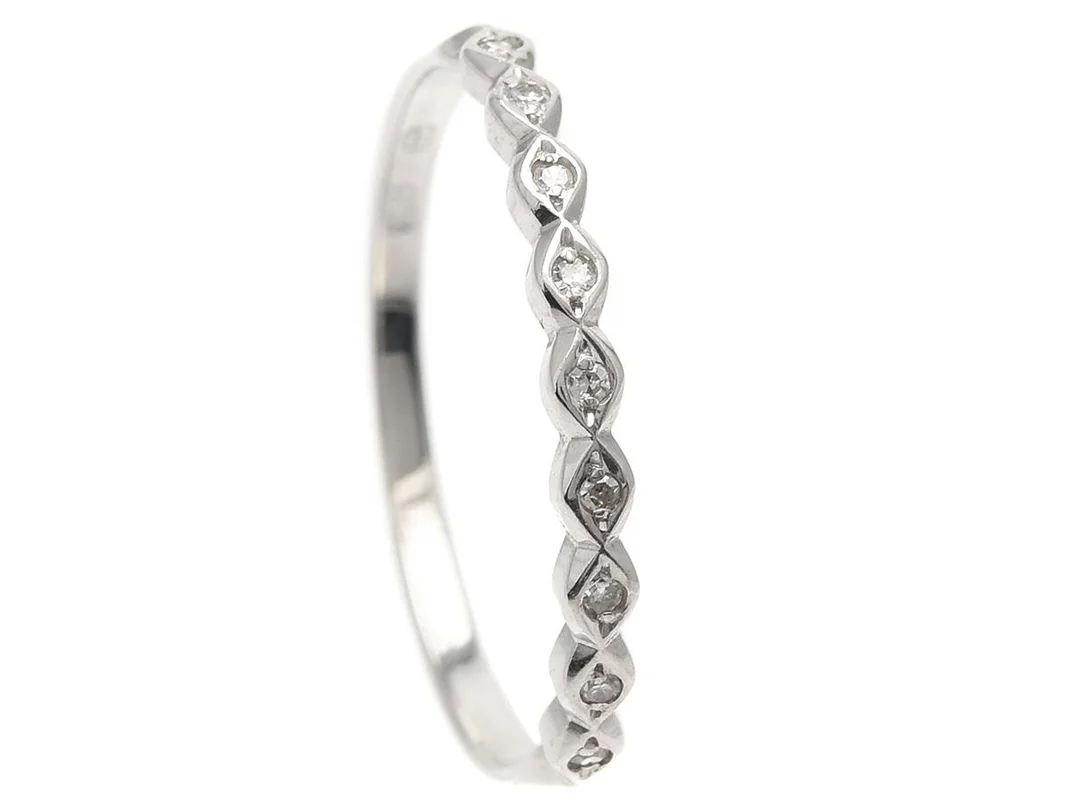 ALLIANSRING, 18K vitguld, åttkantslipade diamanter ca 0,05 ctv, stl 16,75 mm, vikt 1,1 g, en diamant är skadad. — Smycken/Alliansring — Kaplans