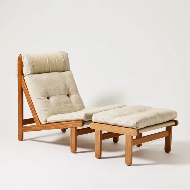 BERNT PEDERSEN. ”Rag Chair/Kludestolen”, fåtölj med fotpall, Paustian, Danmark,1960-tal, furu, klädd i ljus kanvas med knappar i läder.