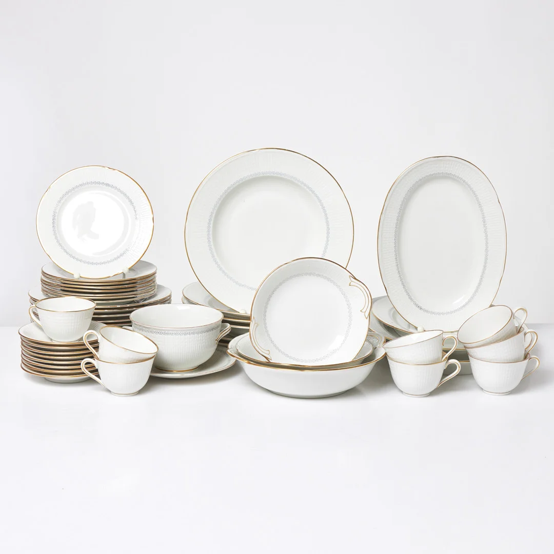 LOUISE ADELBORG. Servisdelar, 39 dlr, "Swedish Grace", delar bl.a. ur "Nationalservisen", porslin, Rörstrand. — European — Stockholms Auktionsverk Sickla