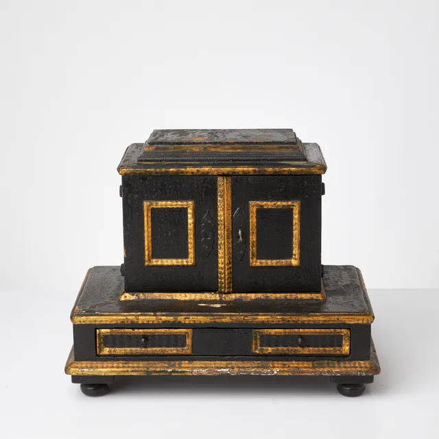 BORDSKABINETTSKÅP, barock, 1700-tal, bemålat trä, invändigt med lådor.