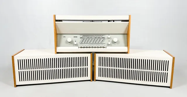DIETER RAMS & HANS GUGELUT. Braun Atelier 1-81 S, rörförstärkare med radio och skivspelare, inkl. ett par L11 högtalare, design 1959.