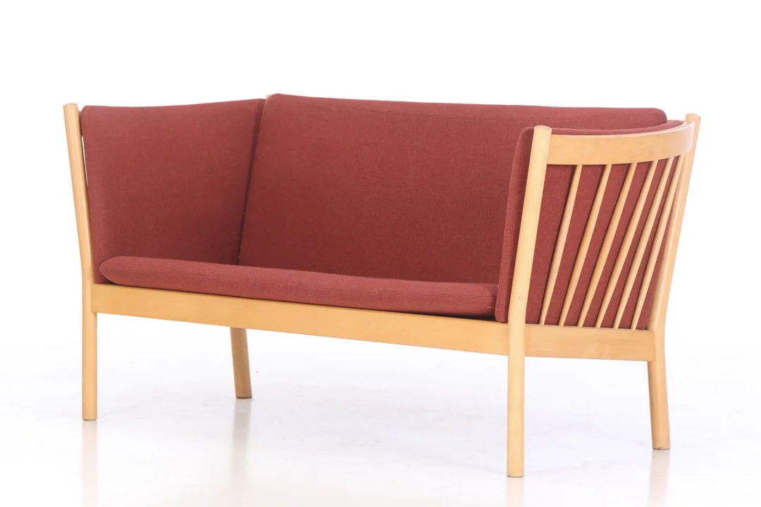 Erik Ole Jørgensen. Two-person sofa made of beech wood, model 'J-148' — Furniture/Lounge suites, sofas — Lauritz