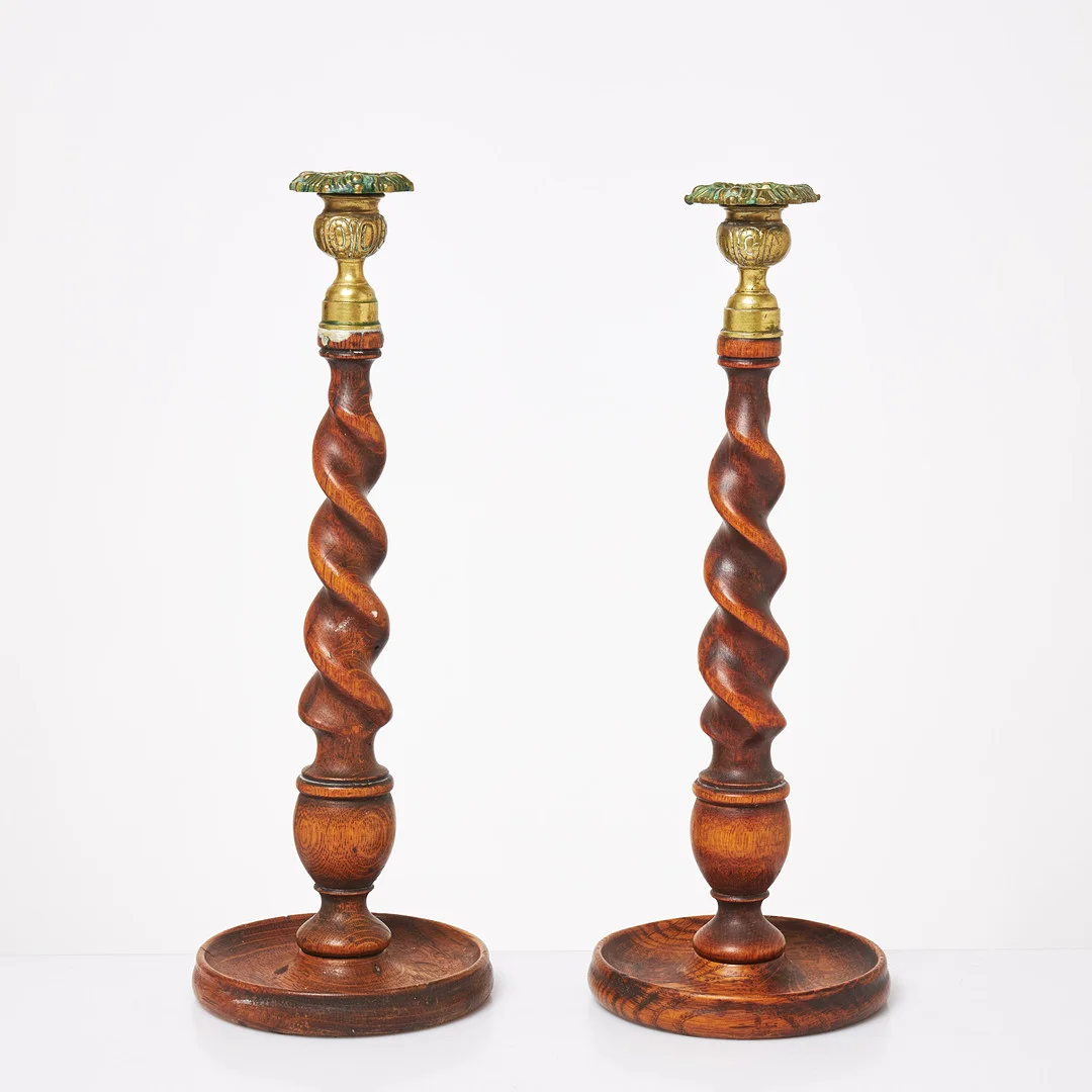LJUSSTAKAR, ett par, mässing, svarvad stomme i ek, 1800/1900-tal. — Candlesticks — Stockholms Auktionsverk Sickla