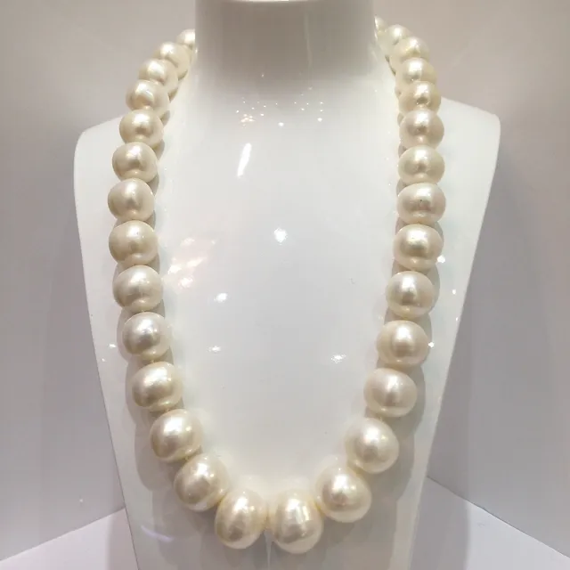 CULTURED PEARL AND GOLD NECKLACE.