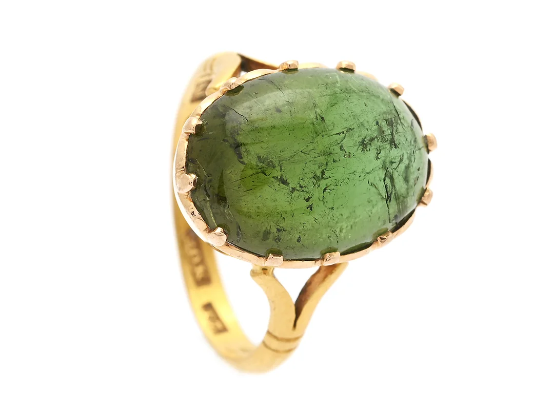 RING, 18/20K guld, cabochonslipad turmalin, stl 17 mm, vikt 5,5 g, nagg och inneslutningar som nåt ytan, skev ringskena, gravyr. — Smycken/Ring — Kaplans