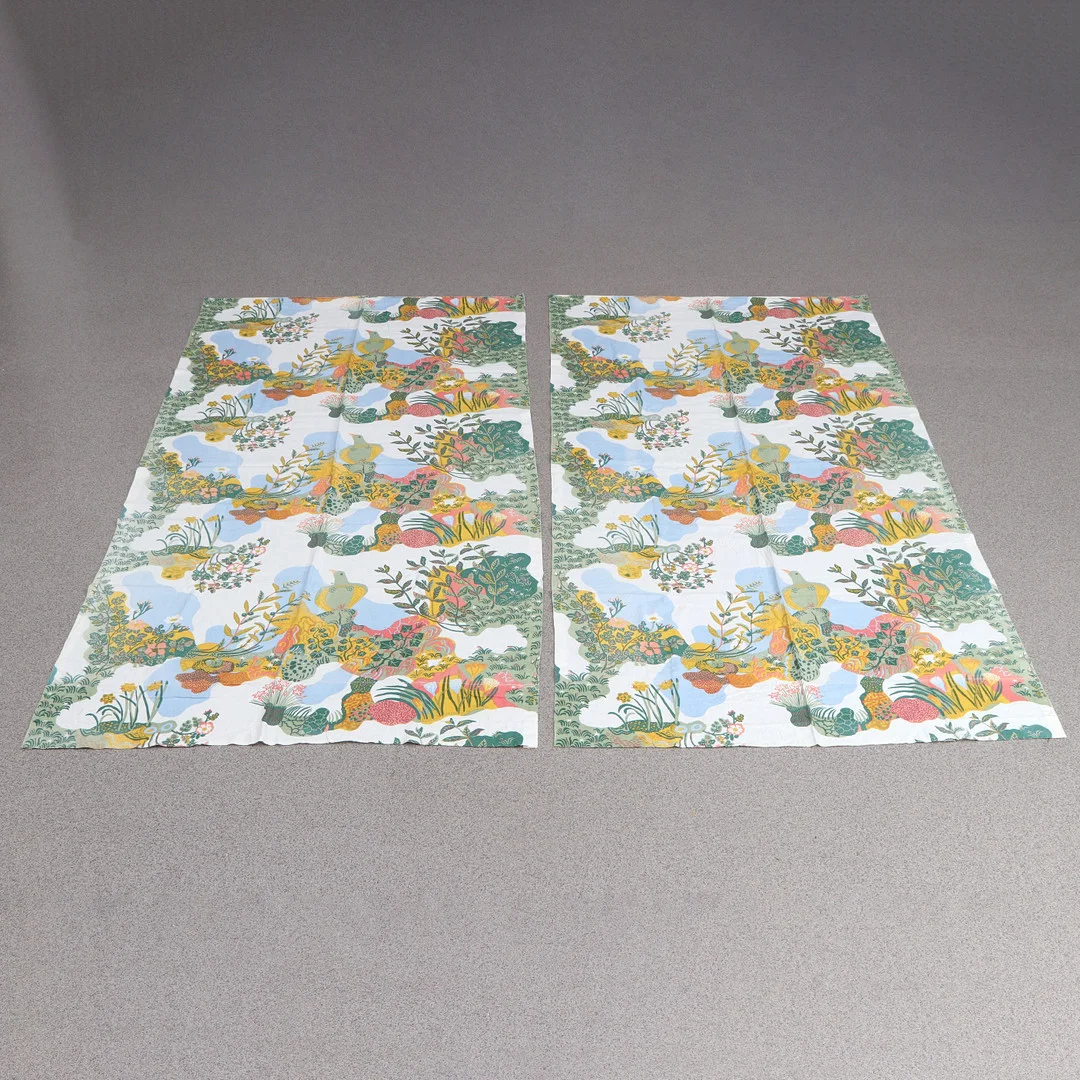 JOSEF FRANK. GARDINER, ETT PAR. Svenskt Tenn, "Anakreon". — Textiles — Skånes Auktionsverk