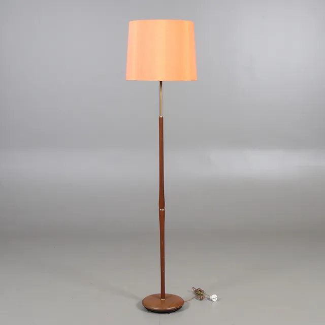 GOLVLAMPA, teak, mässing, 1970-tal.