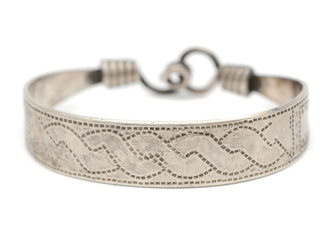 KALEVALA KORU, armring, silver, öppningsbar, Finland Helsingfors 1971, 6x7 cm, vikt 39,7 g. — Smycken/Armring — Kaplans