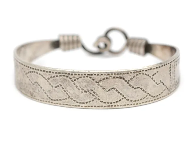 KALEVALA KORU, armring, silver, öppningsbar, Finland Helsingfors 1971, 6x7 cm, vikt 39,7 g.