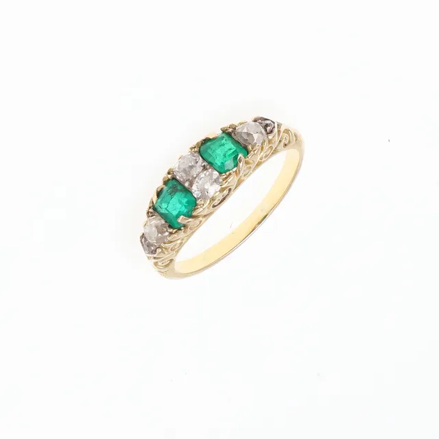AN EMERALD AND DIAMOND RING.