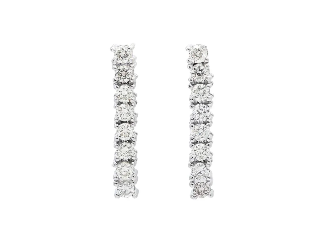 ÖRHÄNGEN, 18K vitguld, 16 briljantslipade diamanter ca 0,32 ctv, ca TCr-Cr/VVS-VS, stift, längd 15 mm, vikt 2,4 g. — Smycken/Örhängen — Kaplans