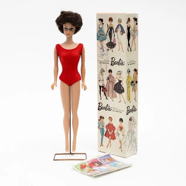 MATTEL INC, "Barbie", brunette bubble cut med originalkartong, 1960-tal.