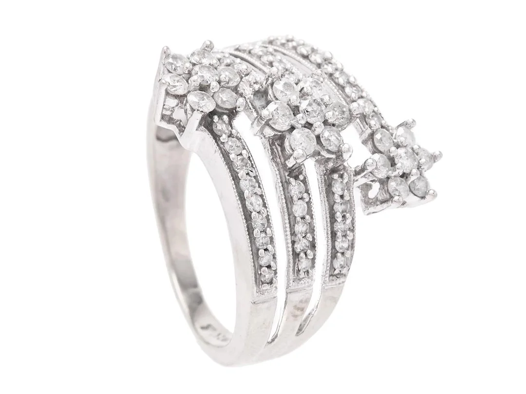 RING, 10K vitguld, briljantslipade diamanter ca 0,80 ctv, ca TW-W/P, stl 17,75 mm, vikt 4,4 g, diamanter med nagg och skador. — Smycken/Ring — Kaplans