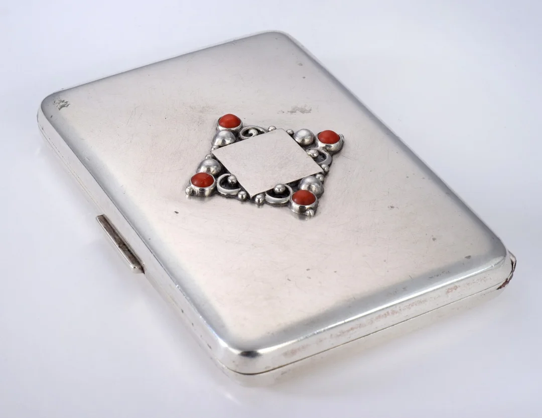 Evald Nielsen. Funki's silver case decorated with carnelian, year 1937 — Silver, bronze, copper and pewter/Hollowware — Lauritz