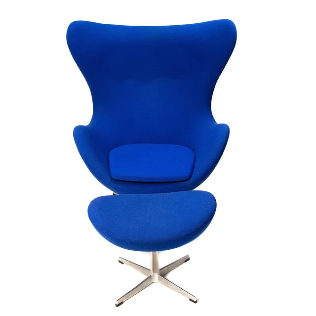 ARNE JACOBSEN. Fåtölj, "Ägget", med fotpall, Fritz Hansen, Danmark, 1998.