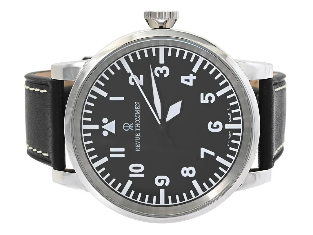 REVUE THOMMEN, Fliegeruhr, Cal ETA 2824-2, Ref nr.17010.2537, Boett nr 17010.2, herrur, 55 mm, stål, automatisk, safirglas, läderband, viklås, cert, december 2009, box, ytterkartong. — Klockor/Revue Thommen — Kaplans