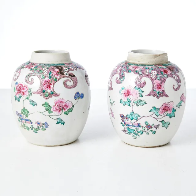 BOJANER, ett par, porslin, Kina, Qianlong (1736-1795), ovoid form, famille rose, dekor av lambrekängbård samt blomsterkvistar i emaljfärger.