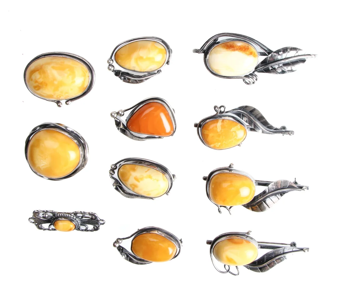 Collection of sterling silver brooches with amber (11) — Jewellery/Brooches — Lauritz